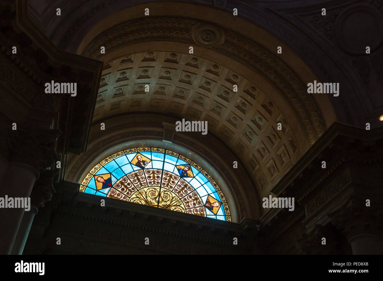Die nationalen Pantheon der Helden und Kapelle der Jungfrau und Gottesmutter Maria der Asuncion. Fenster aus buntem Glas dach Detail Stockfoto