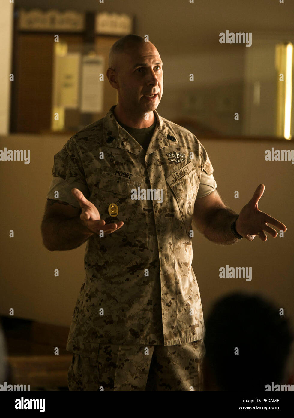 Master Chief Petty Officer Christopher W. Moore zu Matrosen der 3rd Marine Division in Camp Hansen, Okinawa, Japan, August 7, 2015 spricht. Moore, von Glendale, Arizona, diskutiert mit den Seglern neue politische Veränderungen er Wünsche durchzusetzen und ihre Gedanken über die Richtlinien. Moore ist der Befehl Master Chief von 3Rd Marine Division, III Marine Expeditionary Force. (U.S. Marine Corps Foto von Cpl. Tyler S. Giguere/Freigegeben) Stockfoto