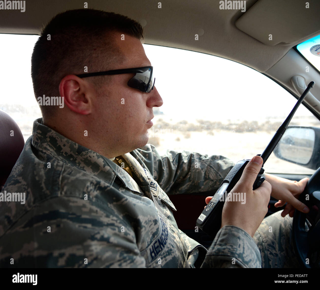 Us Air Force Senior Airman Andrew Henggeler, 386 Operations Support Squadron Flugplatz management Schichtführer, Anrufe in den Turm zu Flieger während des Betriebes lösen, die an einem unbekannten Ort in Südwestasien, Aug 4, 2015. Seit August 2014 wird die Air Force hat 70 Prozent der Luftangriffe gegen Da'esh geflogen, Flugplatz management ein integraler strategische Komponente. (U.S. Air Force Foto von älteren Flieger Racheal E.Watson/Freigegeben) Stockfoto