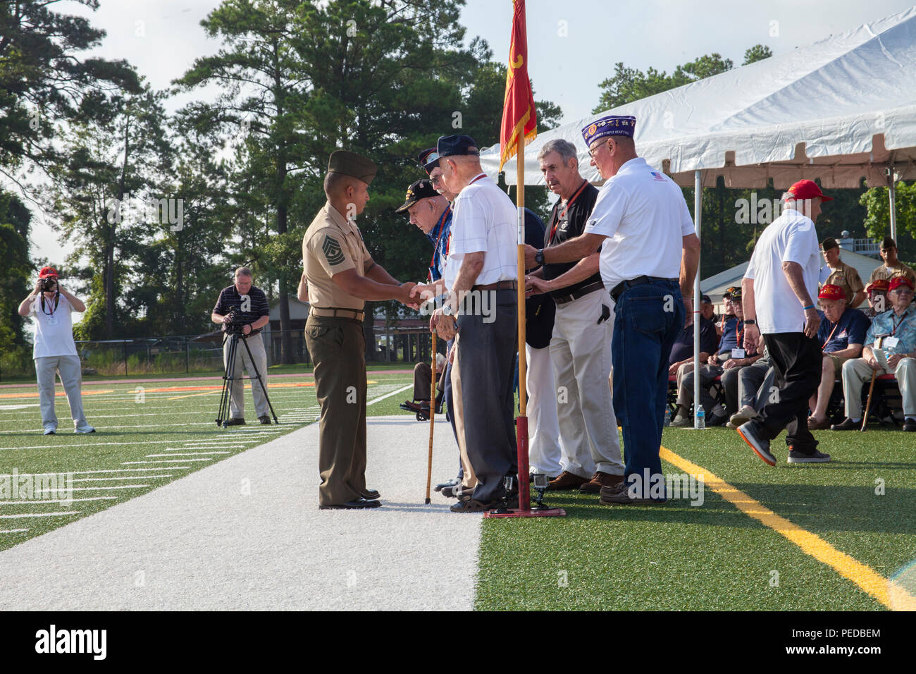 Us Marine Corps 1. Sgt. Michael J. Marie jr., first Sergeant der Alpha Company, 1.BATAILLON, 8 Marine Regiment, schüttelt Hände mit ein Veteran aus dem 4. Marine Division (4. MARDIV) während der Deaktivierung Zeremonie im Feld Liversedge, Camp Lejeune, N.C., Aug 6, 2015. Veteranen des 4. MARDIV und ihre Familien besuchte das Camp Lejeune Bereich für eine endgültige Muster, die Besuche der Lejeune Memorial Gardens, neue Ausrüstung Demonstrationen, Führungen in der lokalen Gemeinschaft und mit der Deaktivierung Zeremonie für die Einheit abgeschlossen. (U.S. Marine Corps Foto von Cpl. Carolyn S. Pichardo, MCIEAST-M Stockfoto