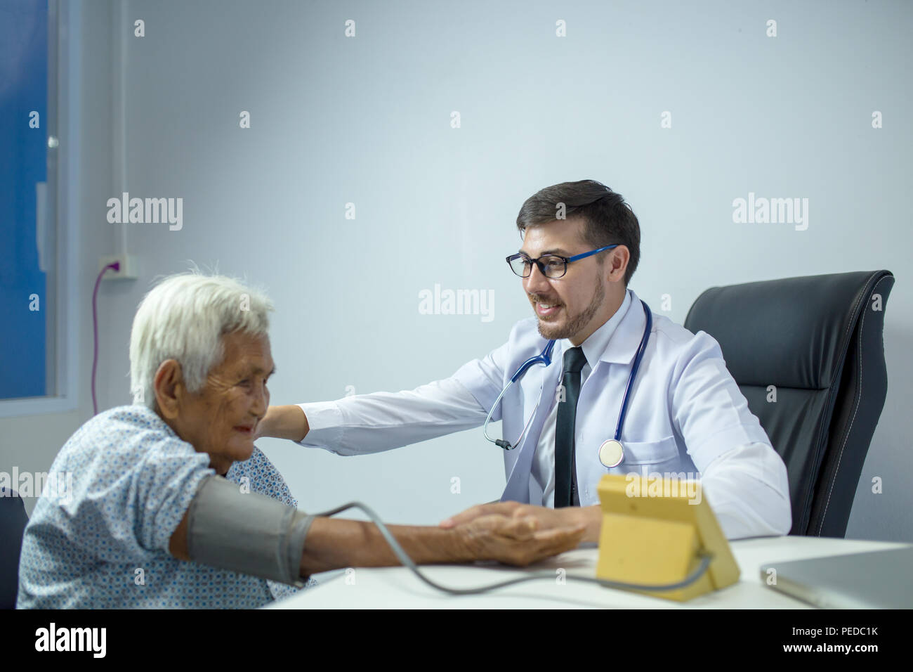 Arzt führt eine körperliche Untersuchung der älteren Menschen in der Klinik oder medizinische Einheit. Stockfoto