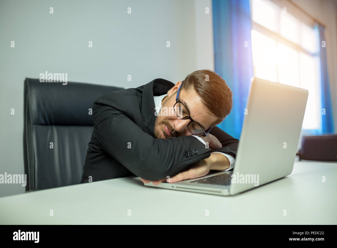 Unternehmer Mitarbeiter schlafen Entspannen im Büro Stockfoto