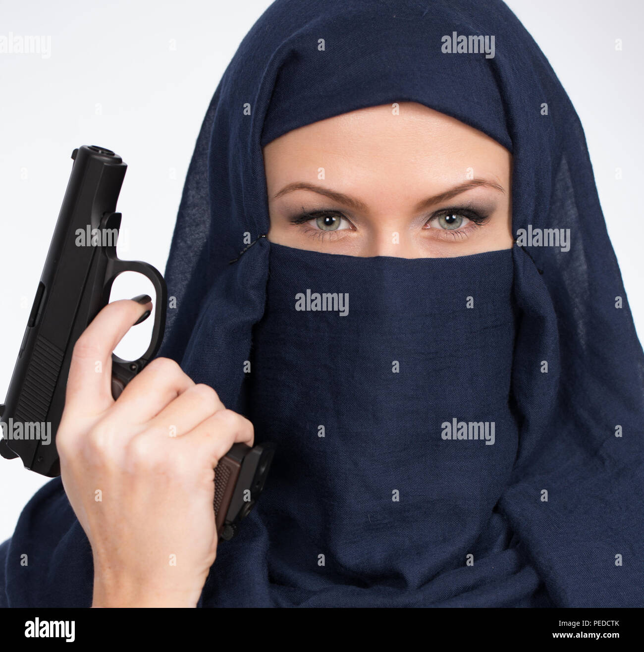 Die muslimische Frau im schwarzen Kleid vor einem dunklen Hintergrund Stockfoto