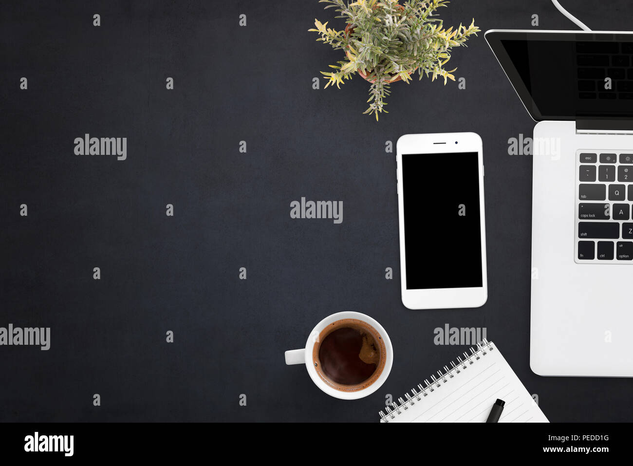 Smartphone und Laptop auf schwarzen Schreibtisch mit Kopie Raum auf der linken Seite. Leeren Bildschirm auf Geräte für Mockup, Anwendung oder Website Präsentation. Stockfoto