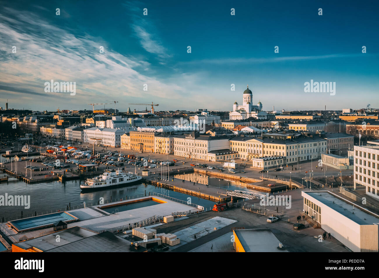 Helsinki, Finnland. Blick von oben auf den Marktplatz, Straße mit Regierungspalast und Kathedrale von Helsinki. Stockfoto