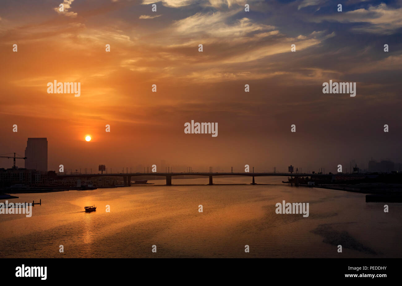 Eine Dhow-Kreuzfahrt, die in der Nähe der berühmten Business Bay Bridge in der Nähe von Garhoud dubai vorbeiführt Stockfoto