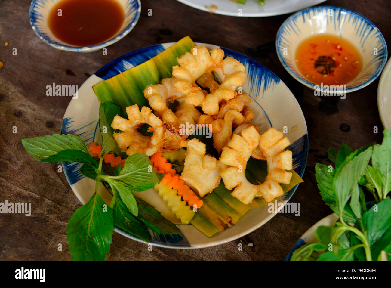 Frittierter Tintenfisch, Secret Garden Restaurant, Ho-Chi-Minh-Stadt, Vietnam Stockfoto