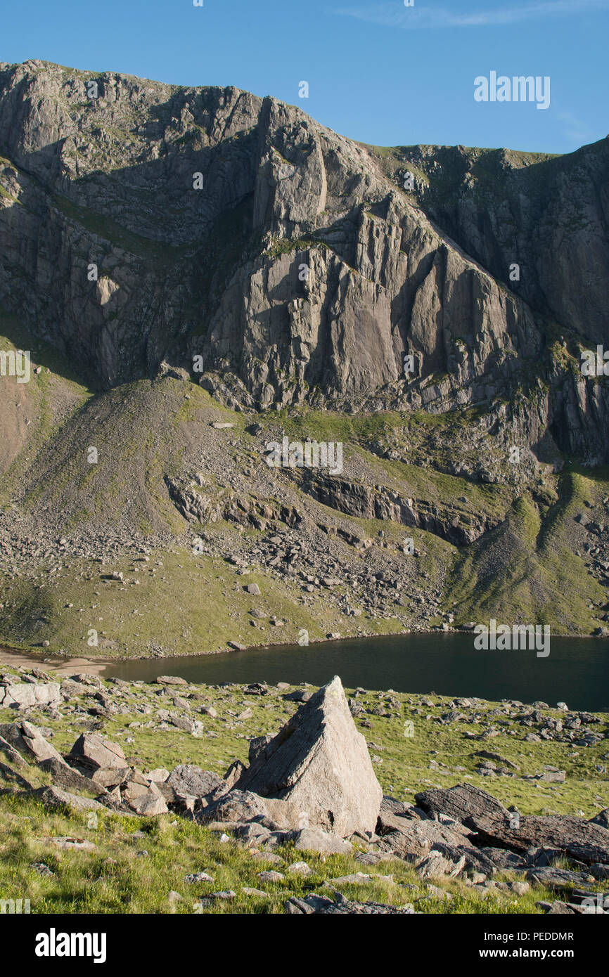 Arddu clogwyn Dauer eine große Felswand unterhalb der Gipfel des Snowdon. Stockfoto