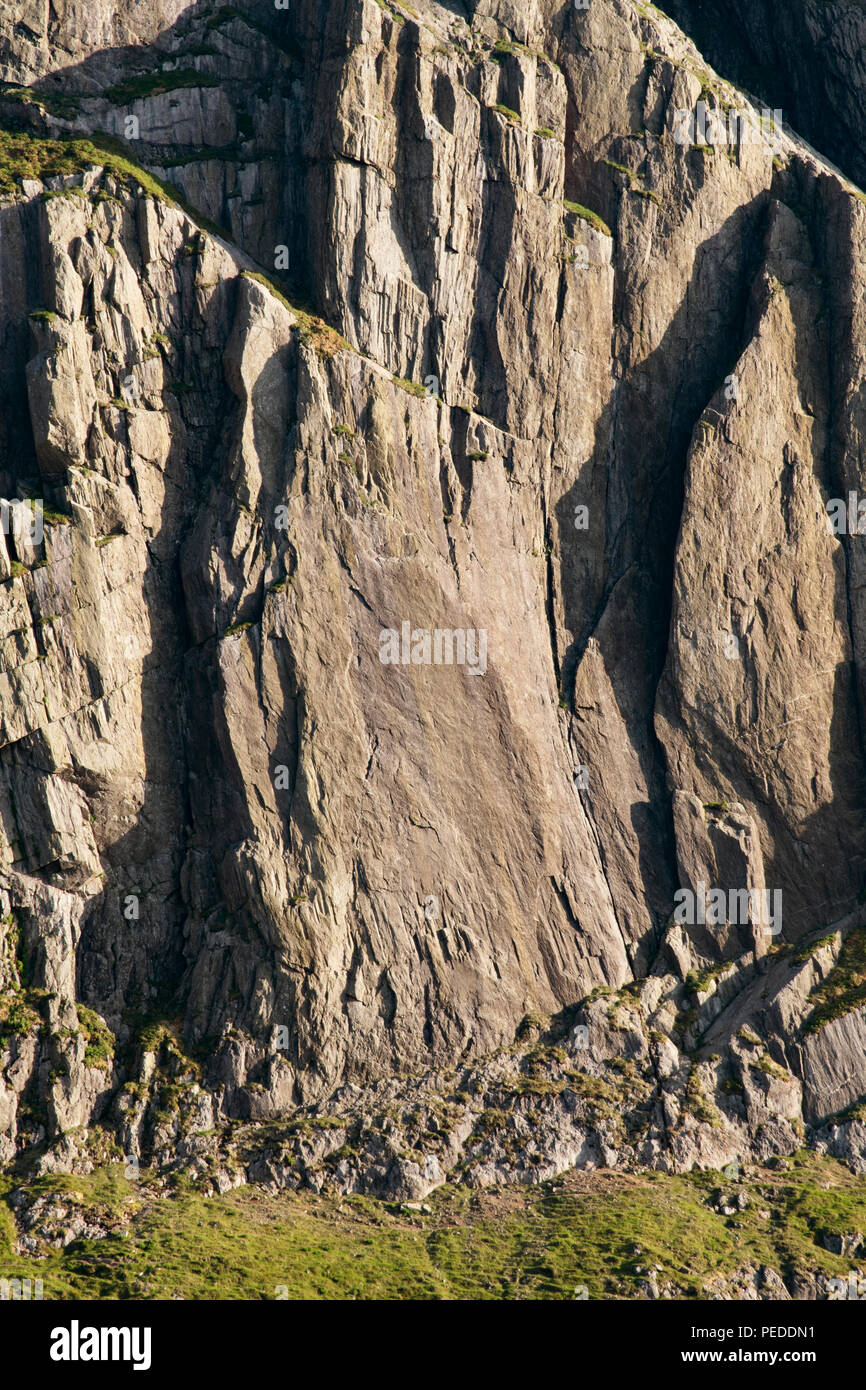 Arddu clogwyn Dauer eine große Felswand unterhalb der Gipfel des Snowdon. Stockfoto