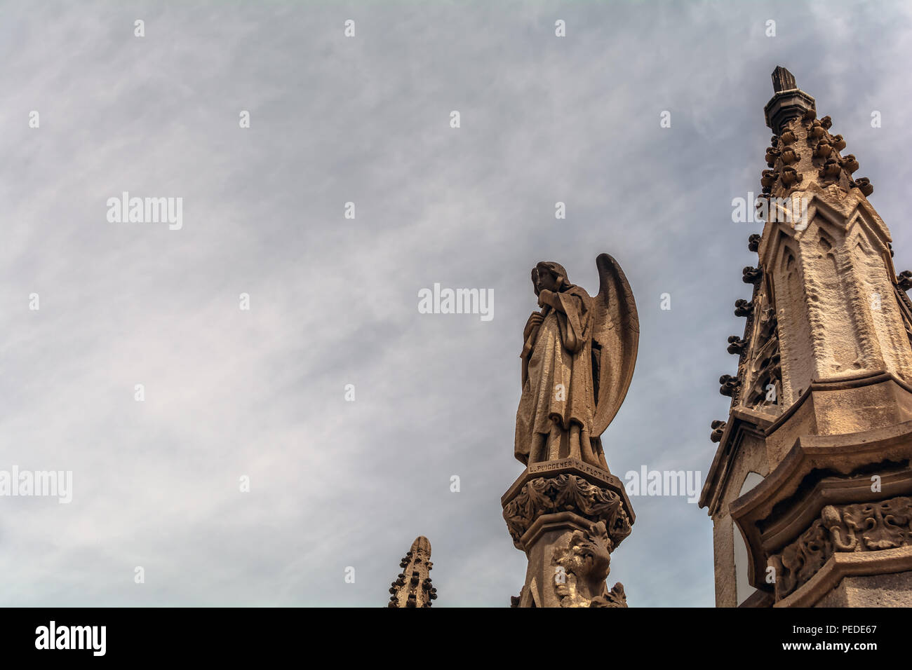 Die gotische Skulptur gegen den dunklen Himmel in Poblenou Friedhof. Friedlich, aber makaber, Friedhof von Poblenou ist heute unglaubliche Skulpturen Stockfoto