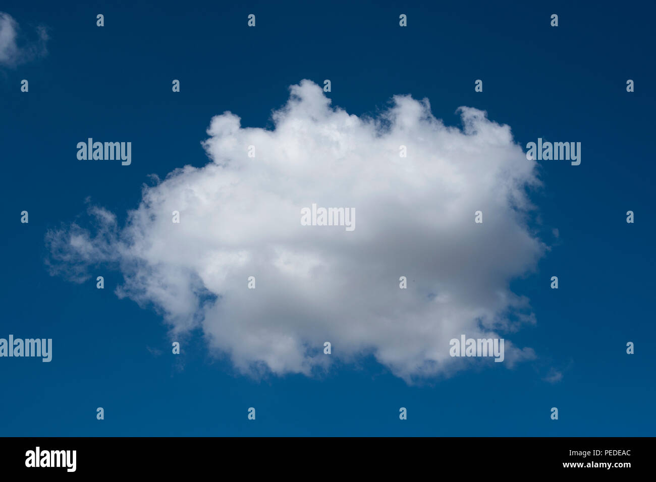 Einzige Wolke vor blauem Himmel. Stockfoto