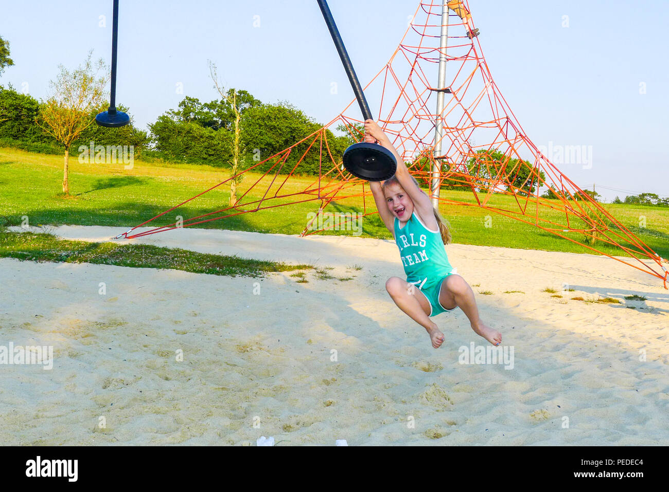 Kind, Mädchen, Kind, Schwingen am Seil, Freude Konzept, glücklich Konzept, Spielplatz, Normandie, Frankreich Stockfoto