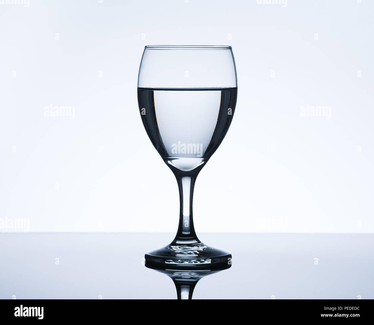 Elegante Glas und Wasser. Beleuchtete studio Bild. Stockfoto