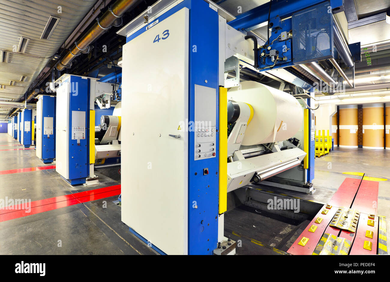 Modernen Offset Druckmaschinen in einer großen Druckerei für die Produktion von Zeitungen & Zeitschriften Stockfoto