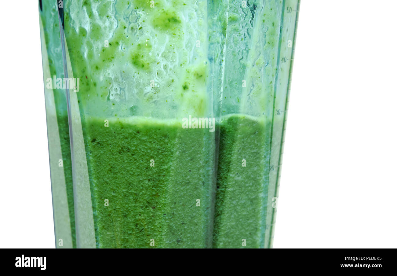 Grüne Smoothie. Smoothie in Blender mit weißem Hintergrund. Stockfoto