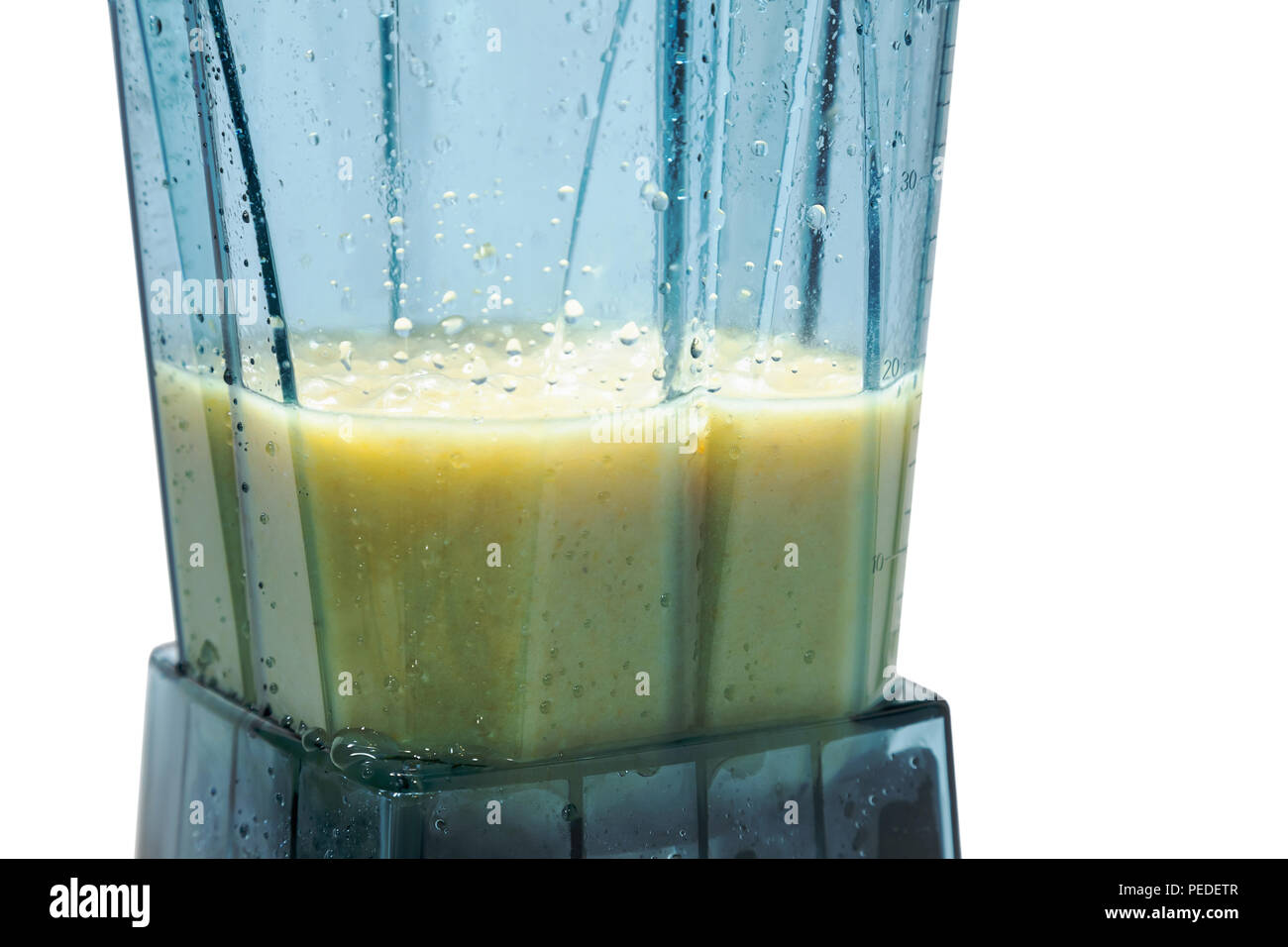Tonifiyng Smoothie. Smoothie in Blender mit weißem Hintergrund. Stockfoto