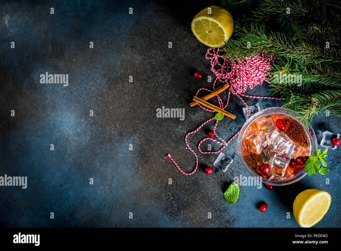 Weihnachten cranberry Cocktail mit Minze und Zitrone, auf dunkelblauem Hintergrund Kopie Raum Stockfoto