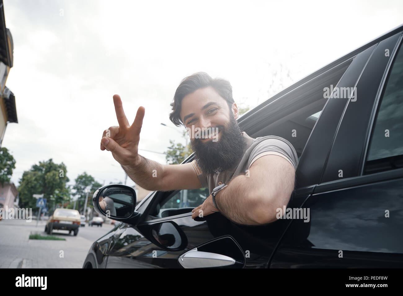 Nahaufnahme Seite Portrait von glücklichen Mann Auto Stockfoto