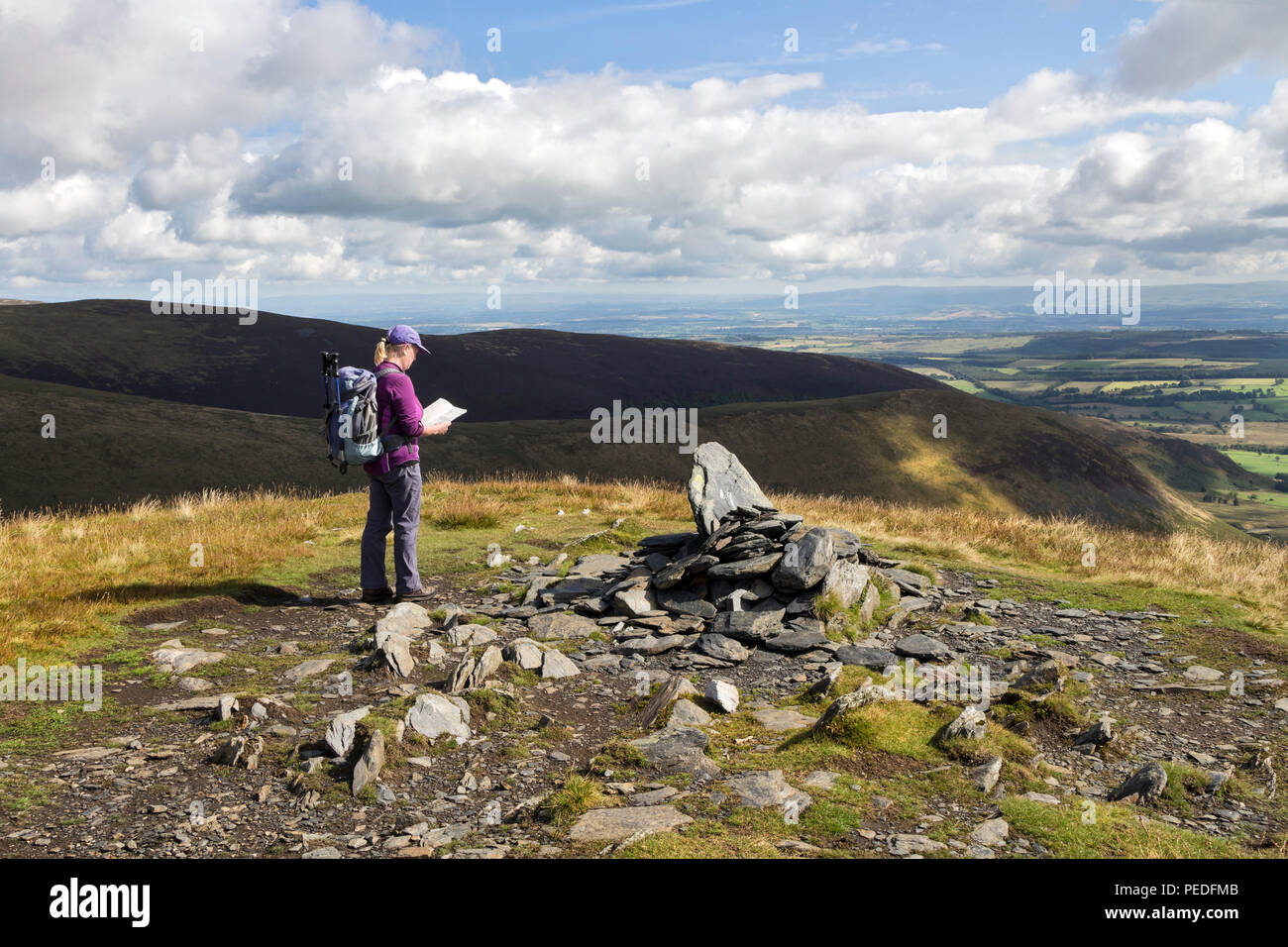 Wanderer auf dem Gipfel des Bannerdale Felsen, Lake District, Cumbria, Großbritannien Stockfoto