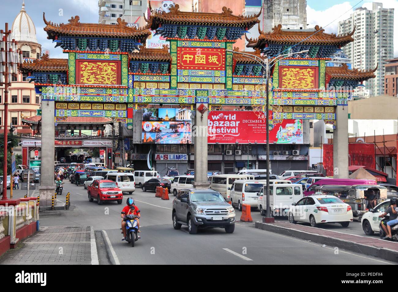 MANILA, Philippinen - November 25, 2017: die Menschen besuchen Sie Chinatown in Manila, Philippinen. Metro Manila ist eines der größten städtischen Gebieten in der Welt wi Stockfoto