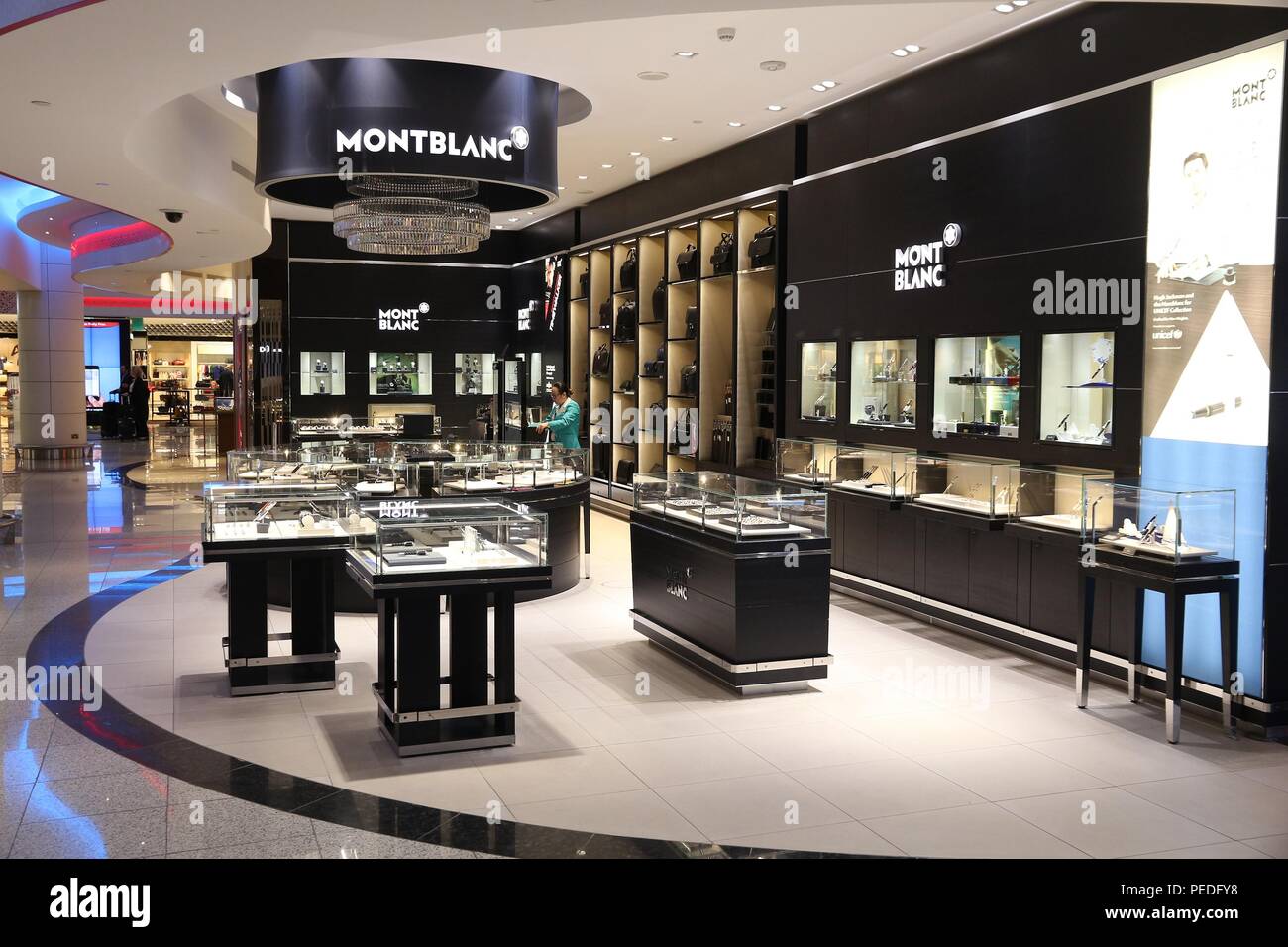 DUBAI, VAE - November 23, 2017: Die Menschen kaufen bei Montblanc store am Internationalen Flughafen Dubai, Vereinigte Arabische Emirate. Die deutsche Marke Montblanc ist fam Stockfoto