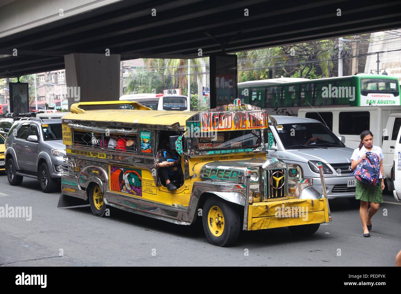 MANILA, Philippinen - November 25, 2017: Die Menschen fahren mit dem Jeepney öffentliche Verkehrsmittel in dichtem Verkehr in Manila, Philippinen. Metro Manila ist eines der t Stockfoto