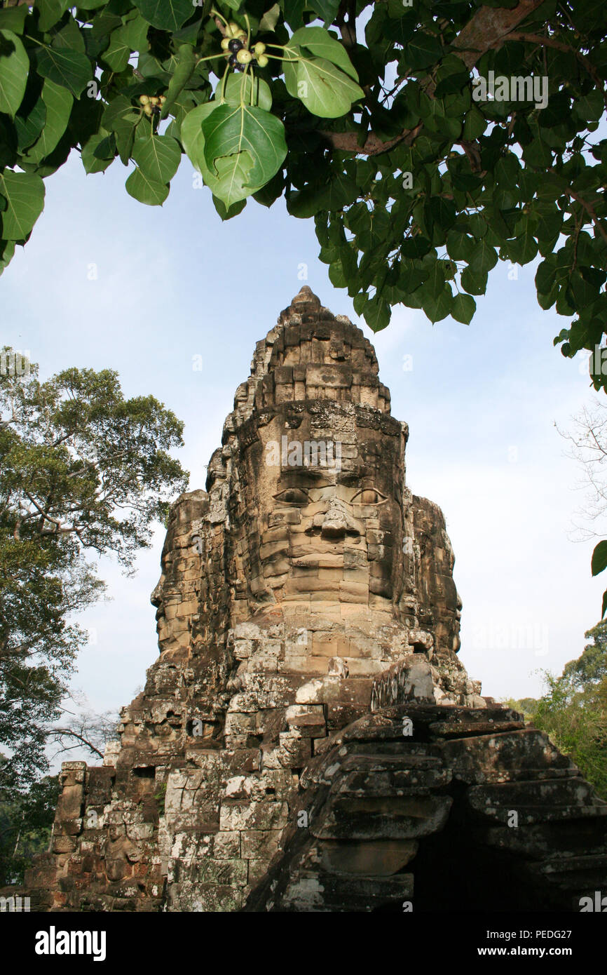 Geformtes Tor in Angkor Thom ummauerten Stadt, Siem Reap, Kambodscha Stockfoto