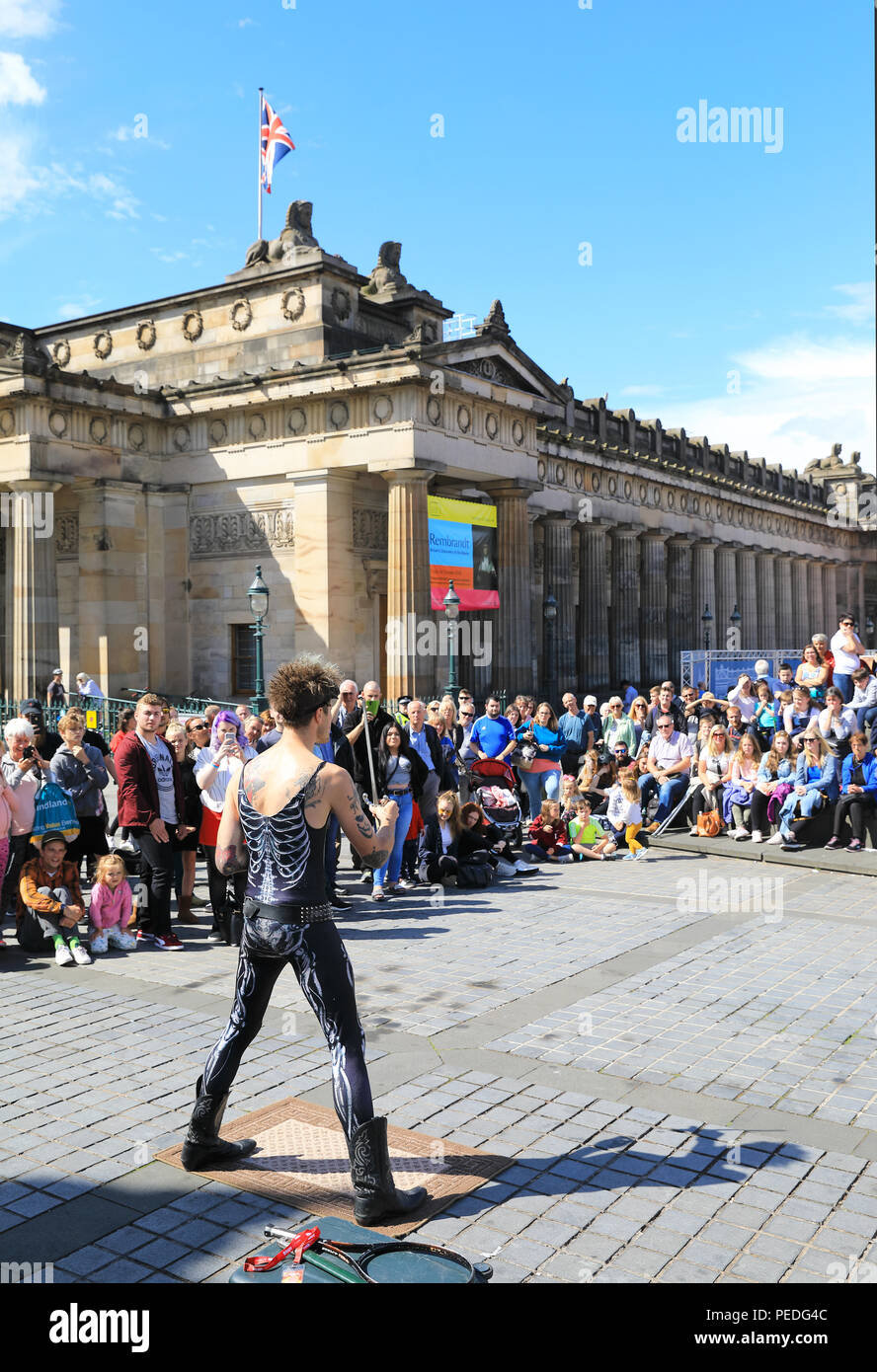 Sword swallower, Slug, aus Tasmiania, durch die Royal Scottish Academy auf dem Damm, in Edinburgh Fringe Festival 2018, in Schottland, Großbritannien Stockfoto