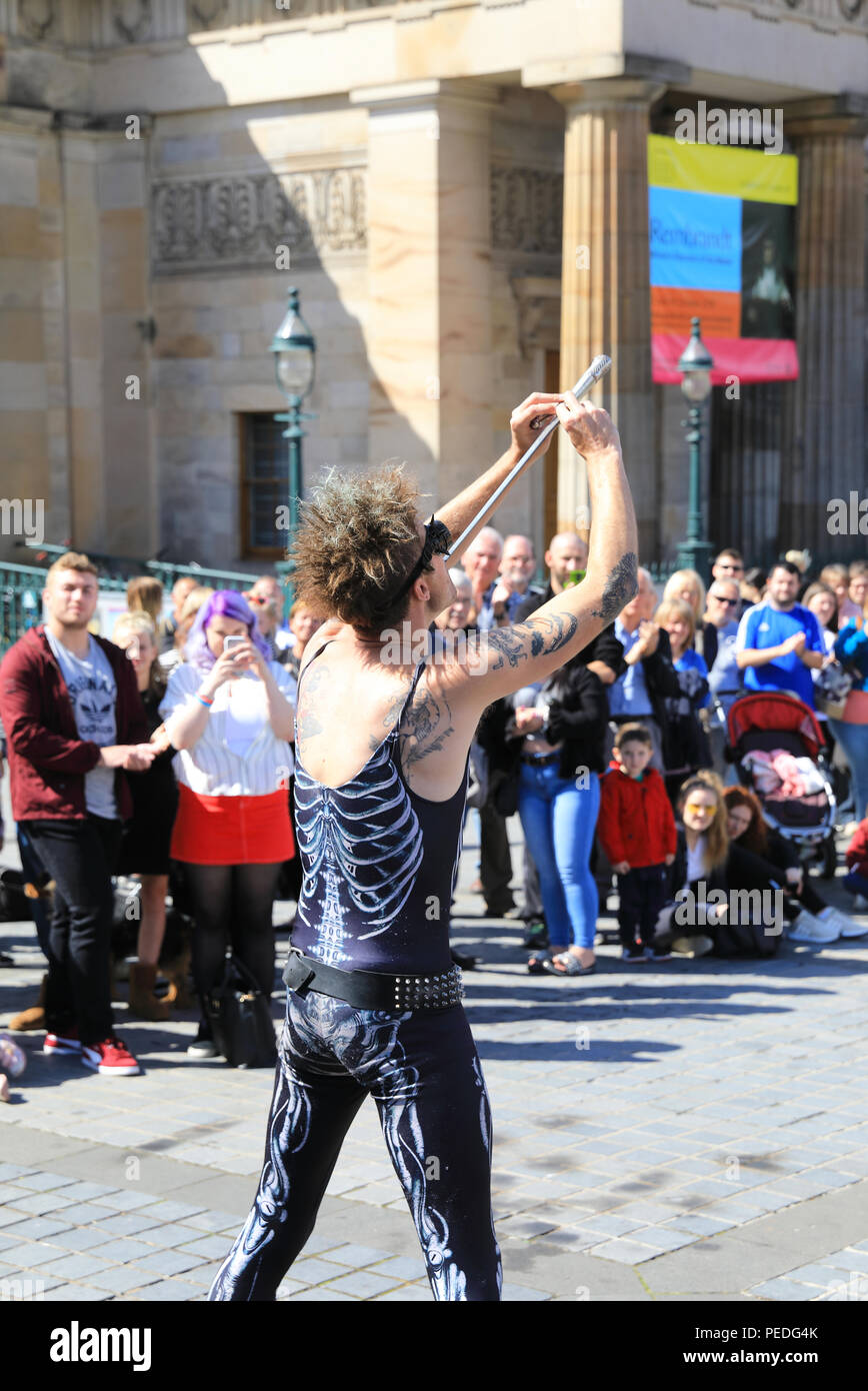 Sword swallower, Slug, aus Tasmiania, durch die Royal Scottish Academy auf dem Damm, in Edinburgh Fringe Festival 2018, in Schottland, Großbritannien Stockfoto