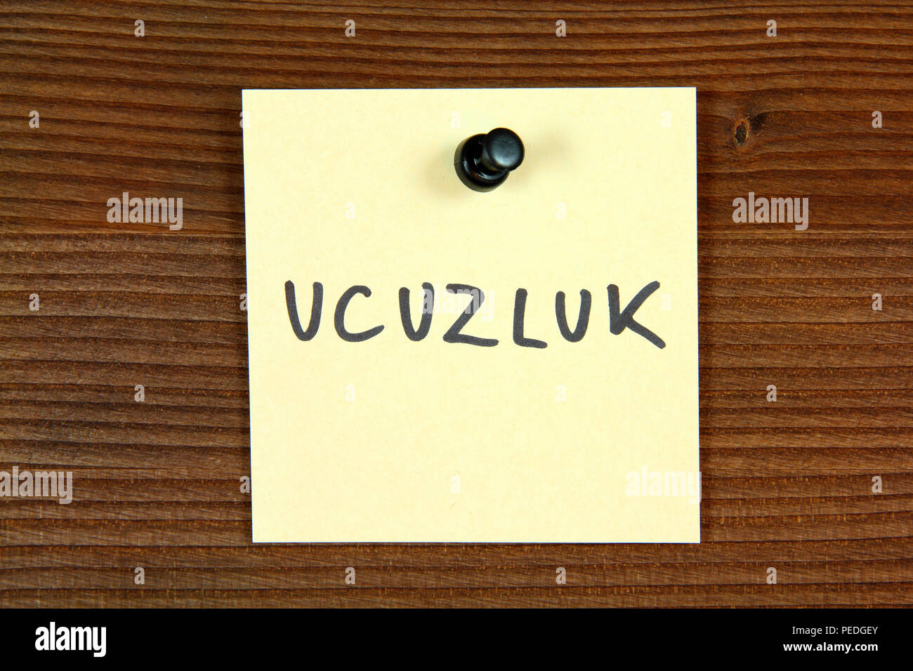 Haftnotiz mit dem Wort 'ucuzluk', das heißt Verkauf oder Promotion in Türkisch. Bulletin Board. Stockfoto