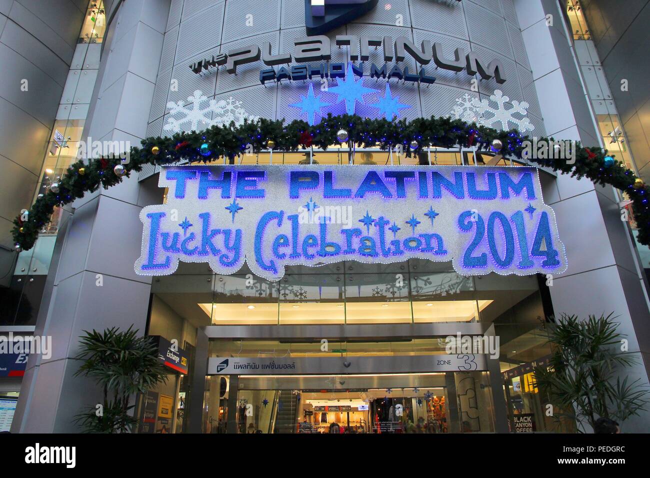 BANGKOK, THAILAND - 24. Dezember 2013: Die Platinum Fashion Mall in Bangkok. Die Platinum ist eine der größten Fashion Einkaufszentren in Bangkok. Es hat 1.300 Sto Stockfoto