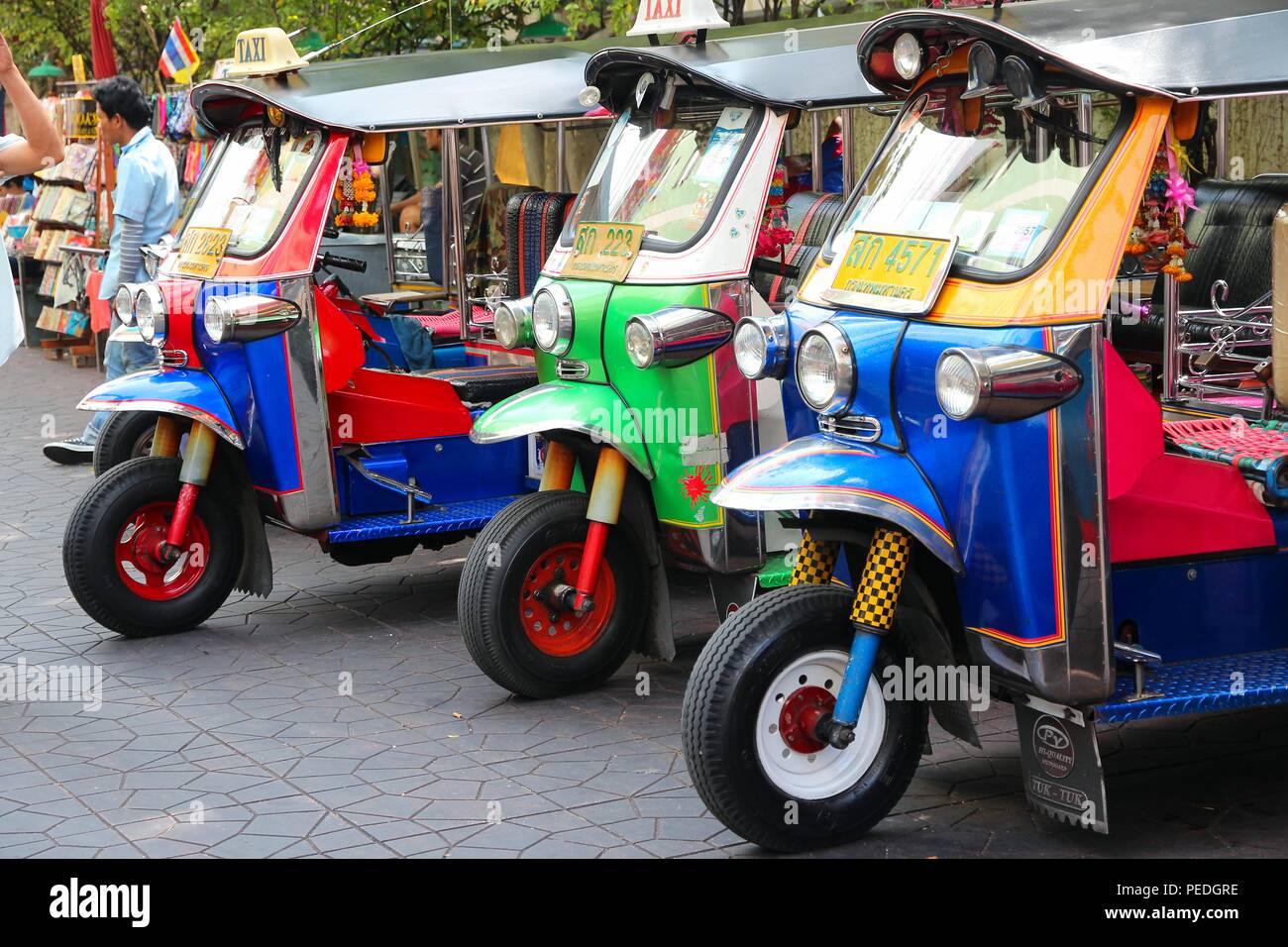 BANGKOK, THAILAND - 24. Dezember 2013: Tuk Tuk motorbike Taxis in Bangkok geparkt. Bangkok ist die größte Stadt in Thailand mit 14 Millionen Menschen livin Stockfoto