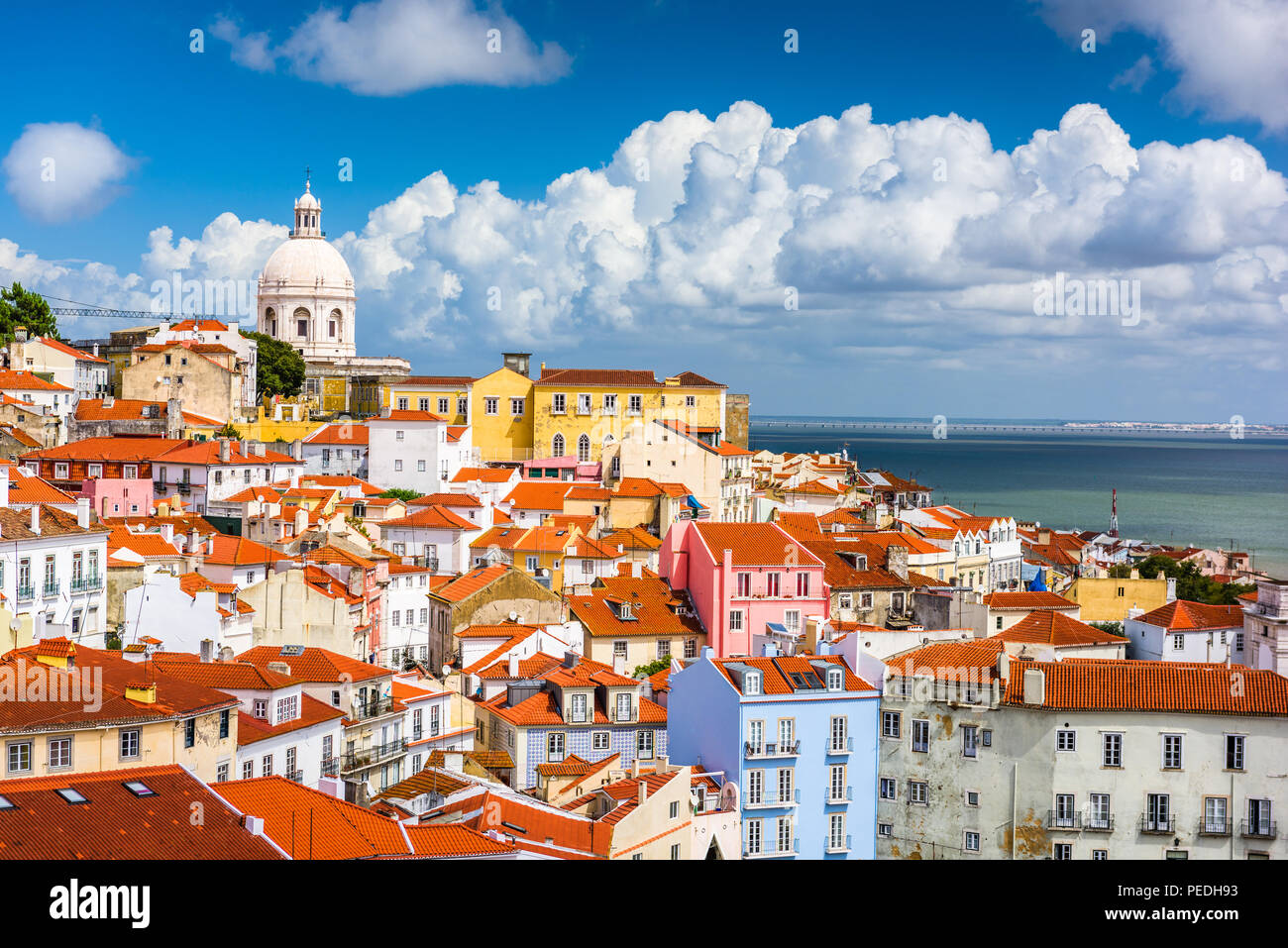 Lissabon, Portugal Skyline der Stadt über die Alfama. Stockfoto