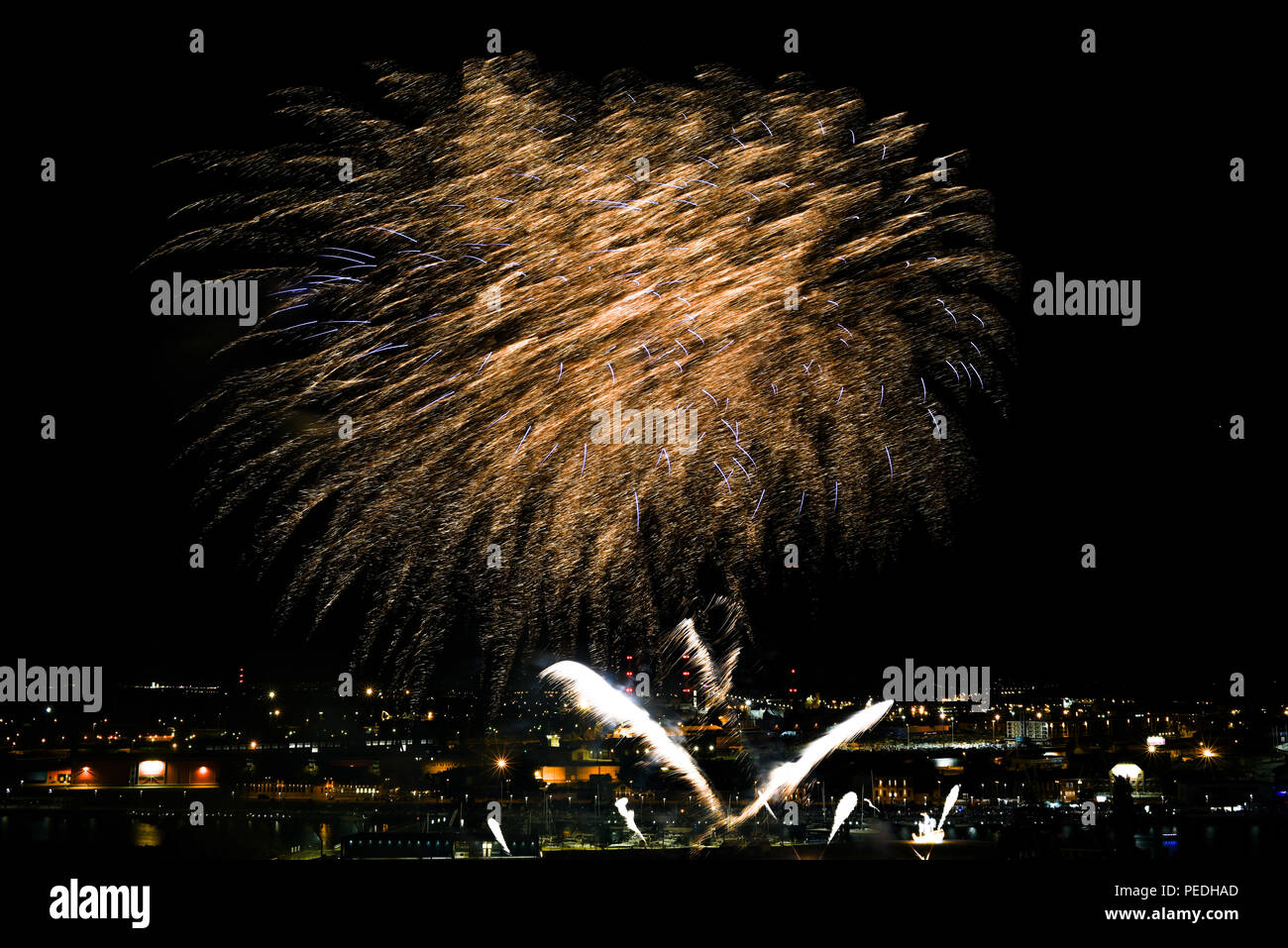 Feuerwerk In Den Nachthimmel In Stettin Im Urlaub Das Feuerwerk Stockfotografie Alamy 