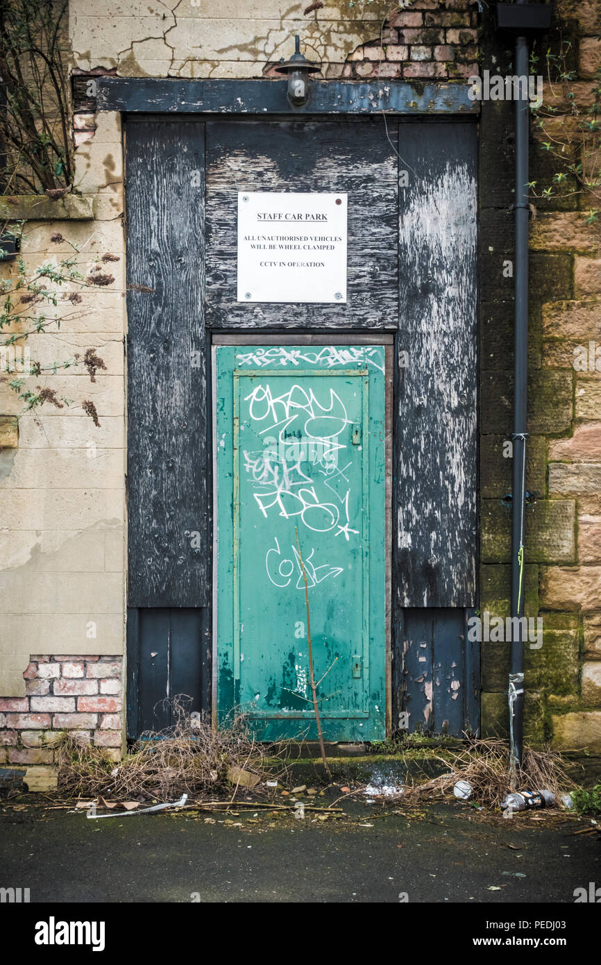 Graffiti auf einem alten grün lackiert Tür Stockfoto