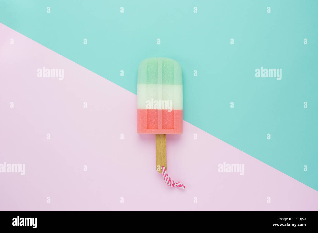 Tabelle Ansicht von oben Luftbild von essen Dessert der Sommersaison Hintergrund Konzept. Flach minimale Objekt schöne bunte Eis auf moderne Rost Stockfoto