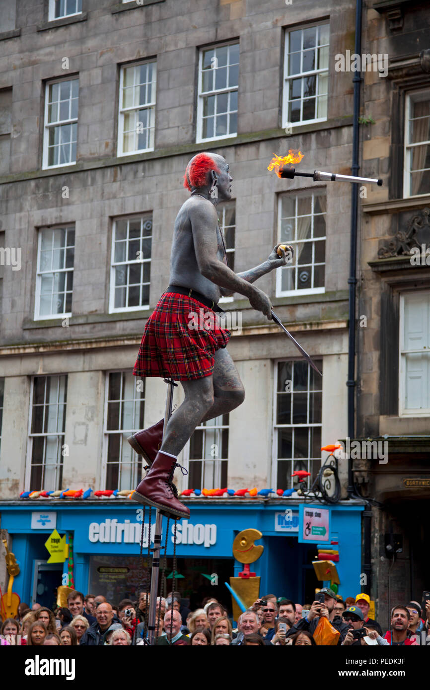 Edinburgh Fringe Festival 2018, Performer mit Tätowierungen jongliert Feuer Fackel Edinburgh, Schottland, Großbritannien Stockfoto