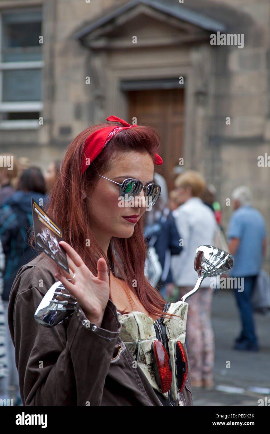 Edinburgh Fringe Festival 2018, attraktive Mädchen Hände sie Flyer Edinburgh, Schottland, Großbritannien Stockfoto