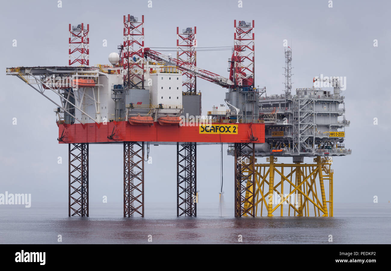 SeaFox 2 aufgebockt Walney Erweiterung Z03 Umspannwerk neben während der Bauphase Walney Erweiterung Offshore-Windparks in der irischen See Stockfoto