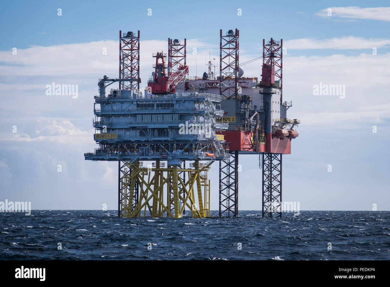 SeaFox 2 aufgebockt Walney Erweiterung Z03 Umspannwerk neben während der Bauphase Walney Erweiterung Offshore-Windparks in der irischen See Stockfoto