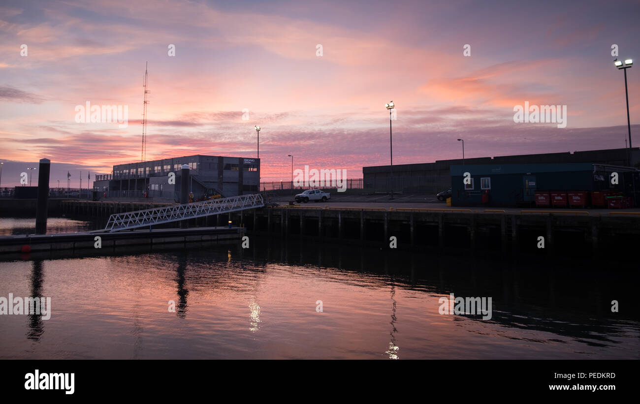 Die DONG Energy Race Bank Offshore Wind Farm Bau Basis auf dem Fisch Docks in Grimsby, Großbritannien Stockfoto