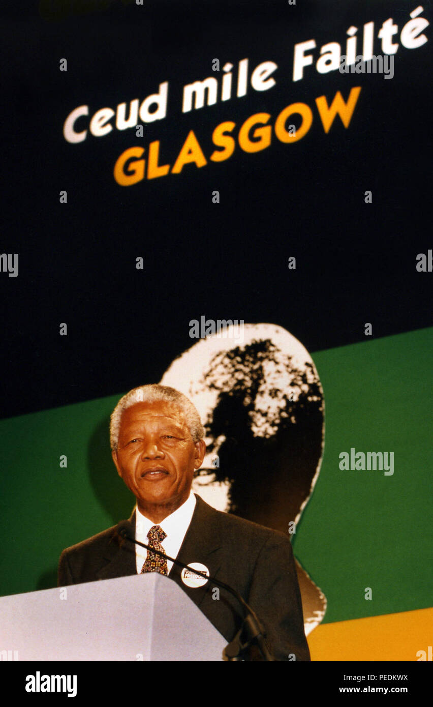 Nelson Mandela in seiner Rede bei der Zeremonie in Glasgow City Chambers, nachdem er die Freiheit der Stadt im Oktober 1993 verliehen. Stockfoto