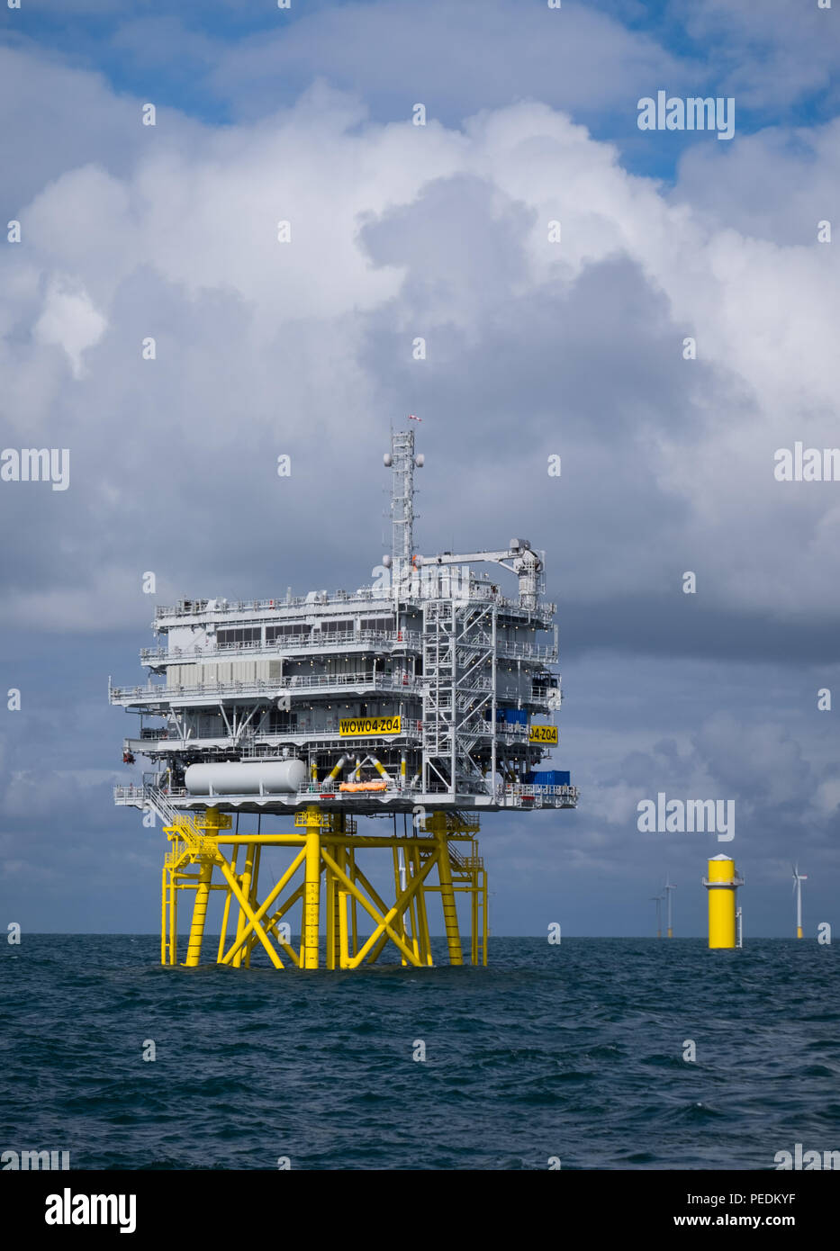 Eine von zwei offshore Unterstationen (Z04) auf der Offshore-windparks Walney Erweiterung Stockfoto