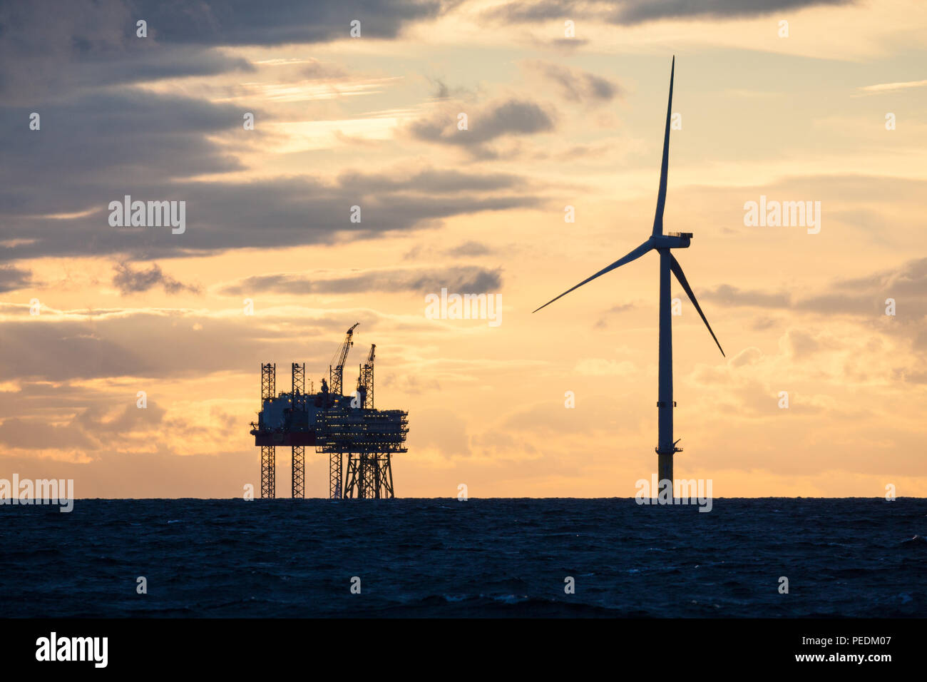 Unterkunft Plattform, Seafox 2, bis auf Walney Erweiterung Z03 während der Bauphase aufgebockt Stockfoto