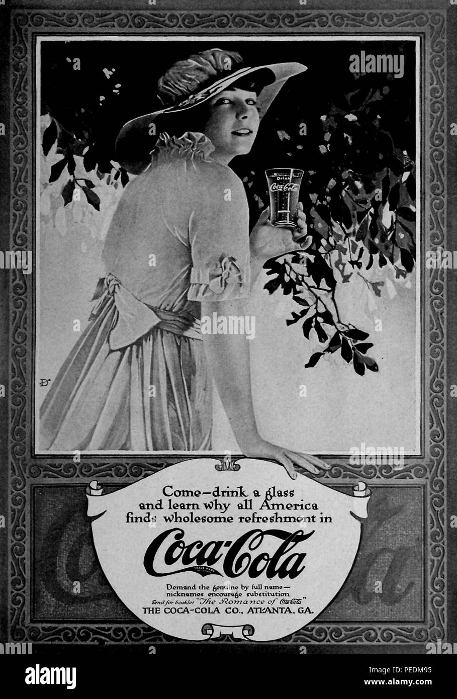 Schwarz-weiß drucken Werbung für Coca-Cola, zeigt eine junge Frau, mit Hut und Rüschen Kleid, halten ein Glas Coca-cola in der Hand und schaut über die Schulter auf den Betrachter mit einem leichten Lächeln, von der Band "amerikanische Küche", in New York von Whitney Publikationen, 1914 veröffentlicht. Mit freundlicher Genehmigung Internet Archive. () Stockfoto