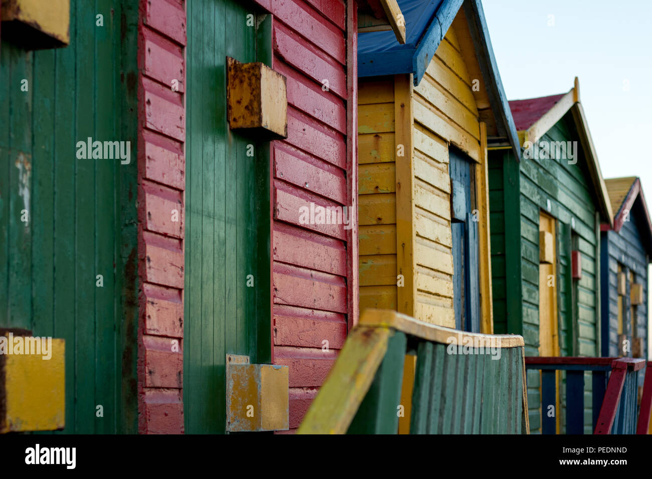 Bunte Häuser am Strand von Muizenberg. Stockfoto