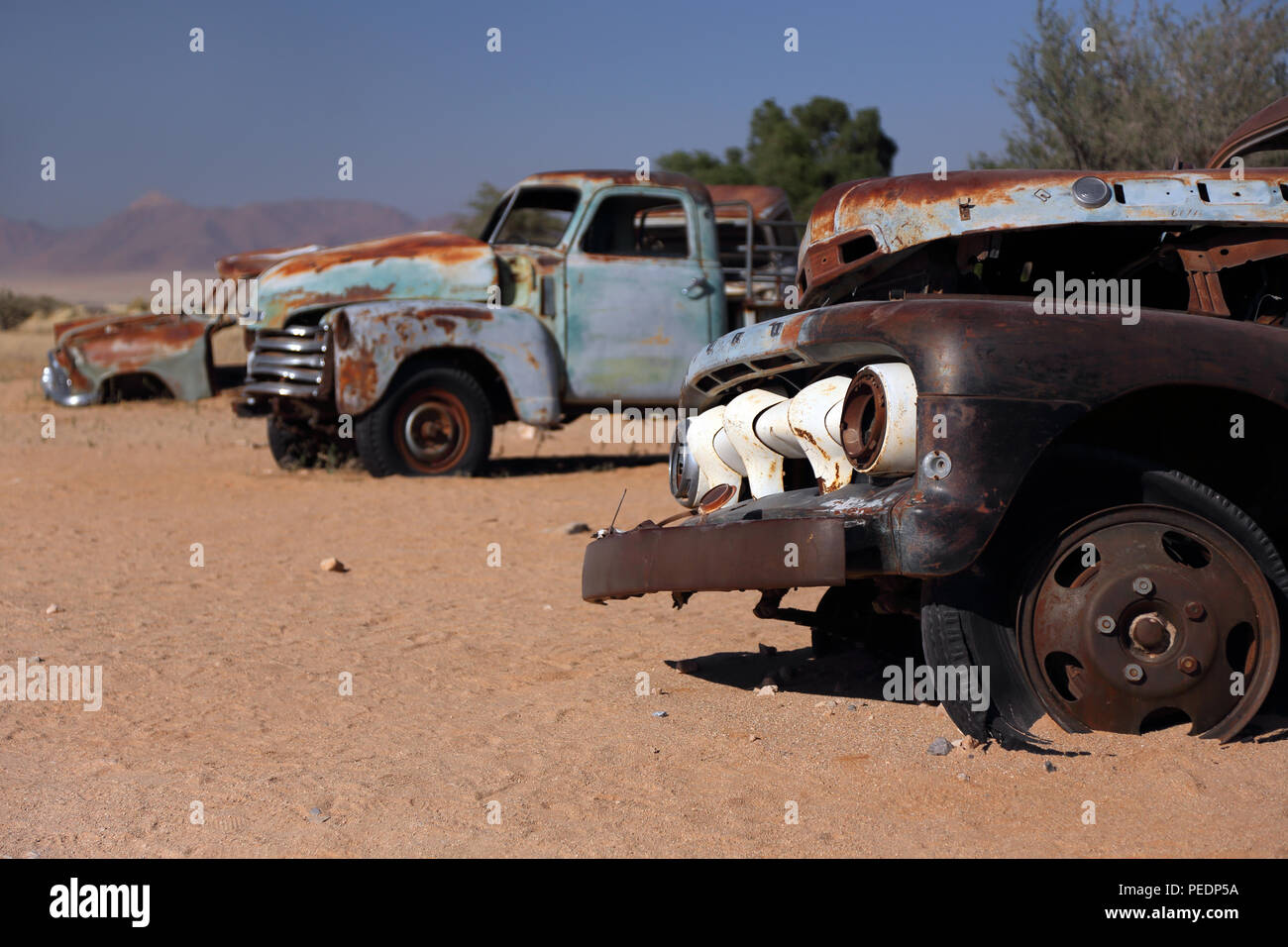 Verlassene alte Fahrzeuge in der Namib Wüste bei Solitaire, Namibia. Stockfoto