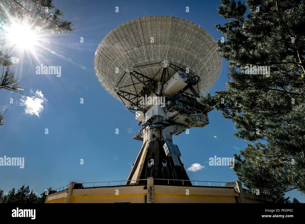 Einen riesigen sowjetischen Radioteleskop in der Nähe der verlassenen militärischen Stadt Irbene in Lettland. Ehemalige super-geheime sowjetische Armee Platz Spionage Objekt. Jetzt größte radio Tel. Stockfoto