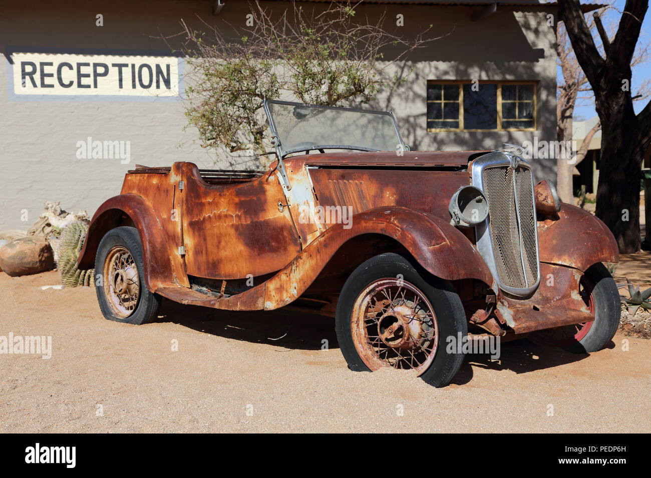 Eine verlassene, rostig, 1935 Morris 8 Tourer an Solitaire, Namibia. Stockfoto