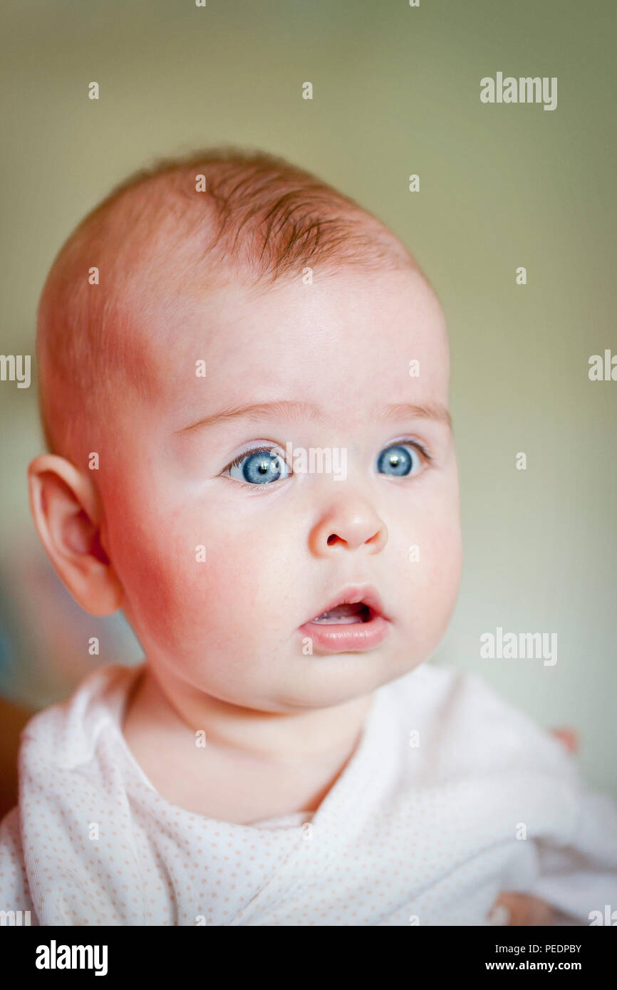 Junge Mädchen mit blauen Augen Stockfoto